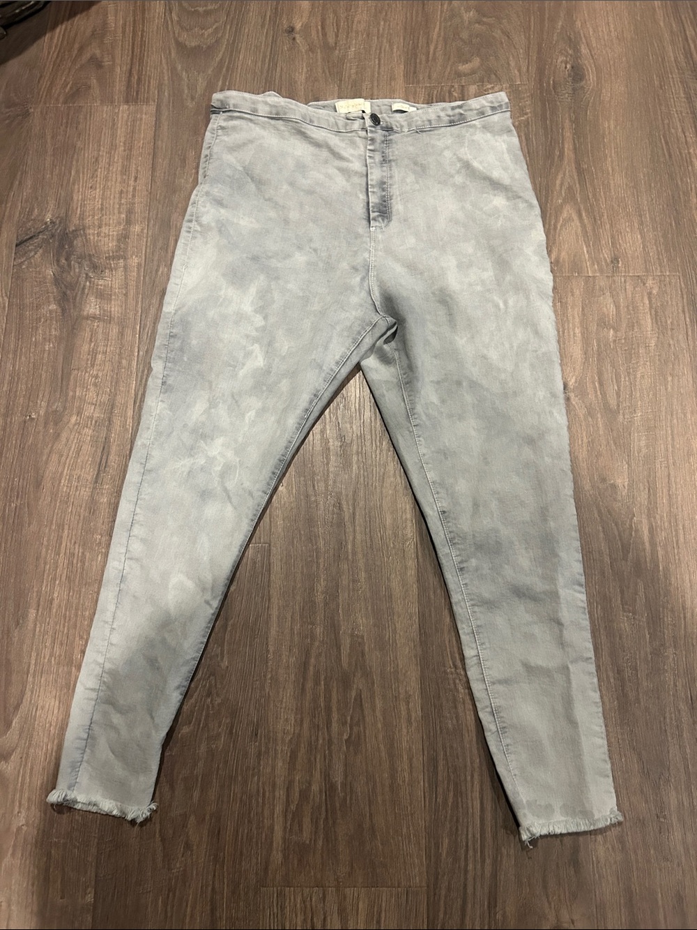 MOTHER Light Gray Skinny Jeans with Frayed Hem